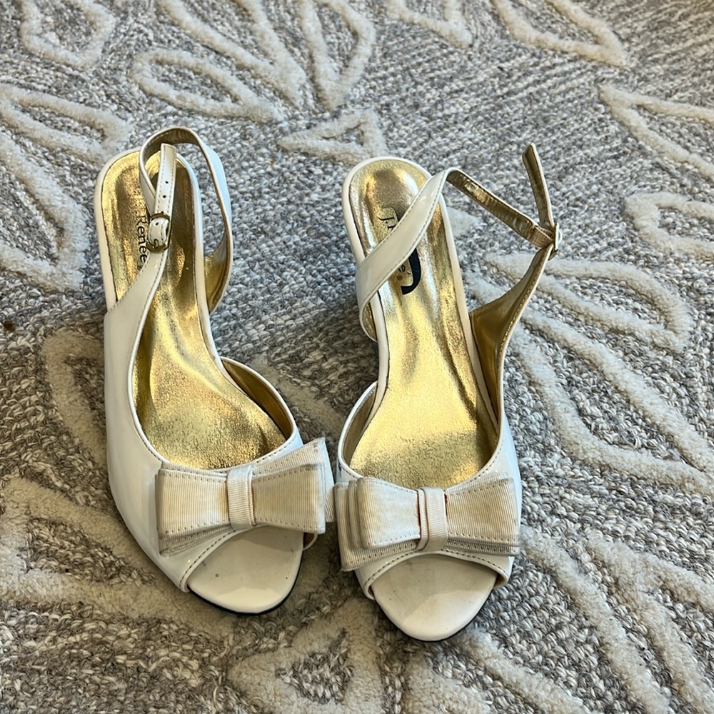 💥J. Renee white bow peep toe wedges